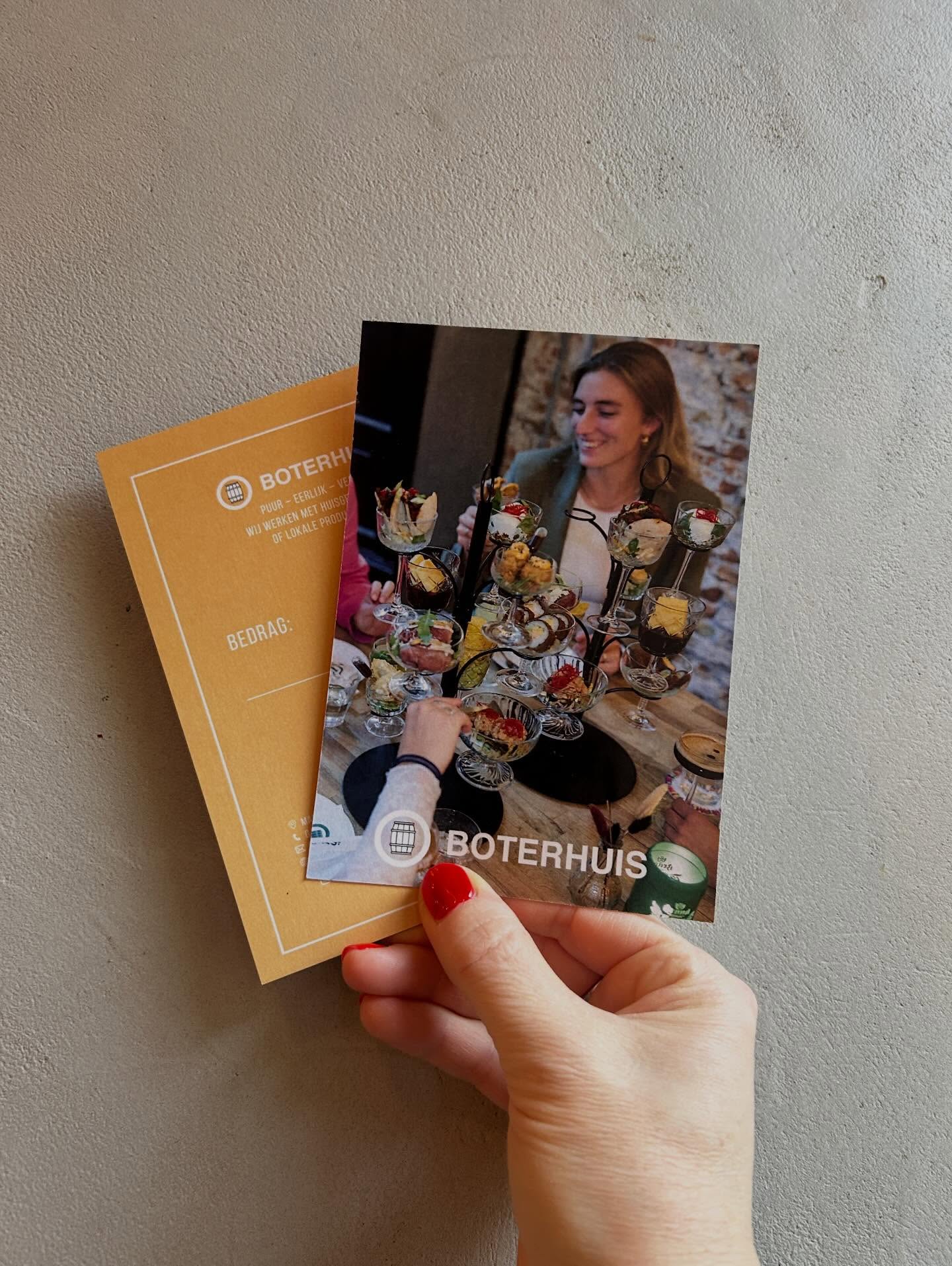 Dit jaar geef je iets waar iedereen blij van wordt:
de Hapjesboom Kadobon 💘🎄

Denk aan shared hapjes, borrels, een avond lekker zitten (en kletsen 😉) en gewoon echt even quality time.

🎁 19,95 pp (afname min 2p)

Cadeautje voor je vriendin, je moeder, je studiemaatje of jullie hele vriendinnengroep? Kan allemaal! 

Feestdagen-proof én 100% gezellig.🎄
Opsturen kan ook. ✉️ stuur een DM om te bestellen of voor meer info