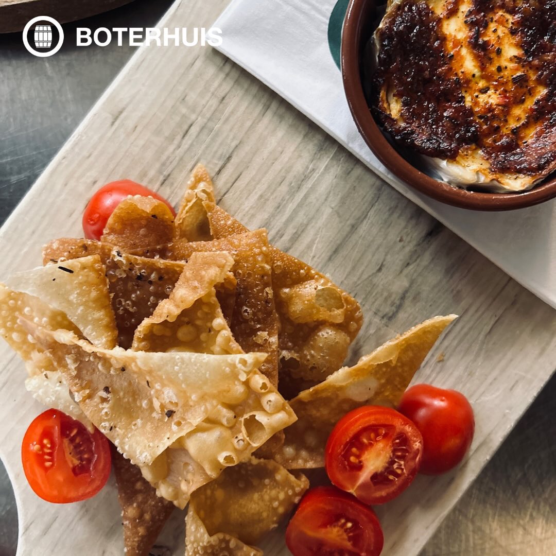 Liefde zit in de details 🍽️ In een goed gerecht, mooie smaken en samen de tijd nemen! Kom genieten van de Valentine Tree.

📅 13, 14 & 15 februari
 ✨ Valentijnslunch – €22,50 p.p. 🌙 Valentijndiner – €35,00 p.p.

Of je nu aanschuift voor een ontspannen lunch of een avond lang tafelen 🍷(Zie highlights voor de inhoud van de Valentine Tree)
 wij zetten de tafel met liefde voor jullie klaar ❤️

#valentijnbijhetboterhuis #boterhuisdelft #lunchindelft #dinerindelft #samengenieten