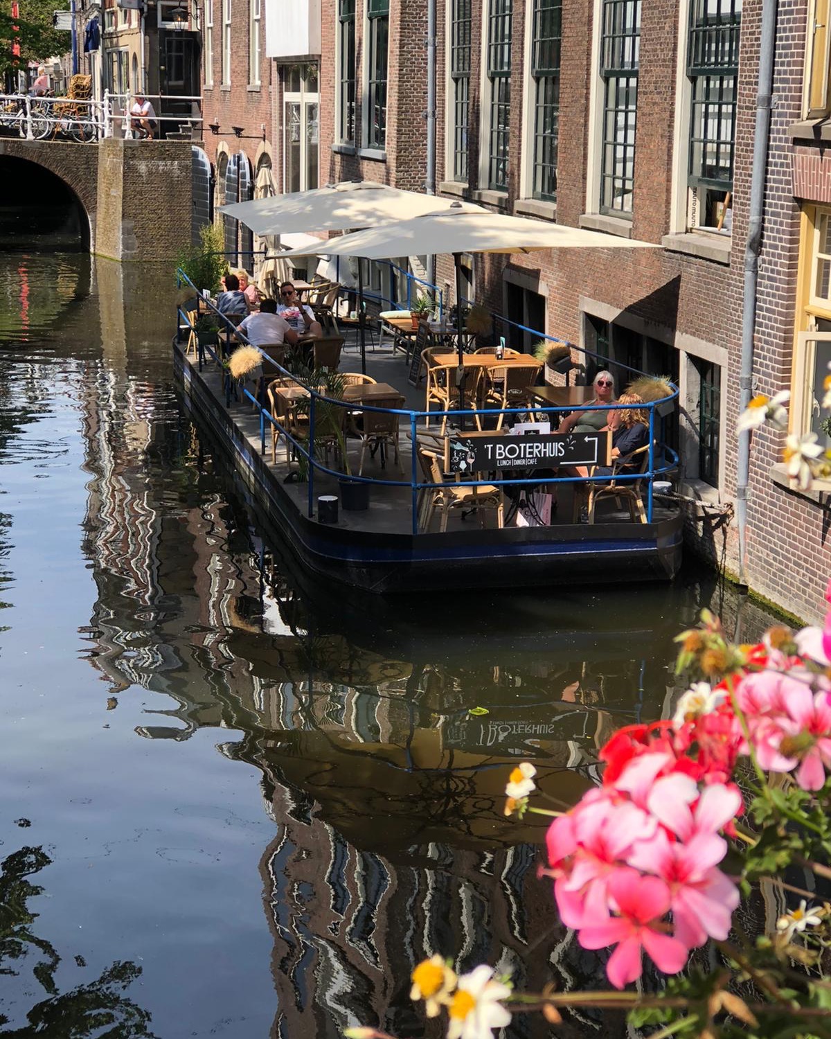 ☀️ Bij mooi weer is onze terrasboot dit weekend geopend!
Kom genieten van het zonnetje, lekker eten en een goed glas 🍷

We wensen jullie allemaal fijne Paasdagen 🐣💛