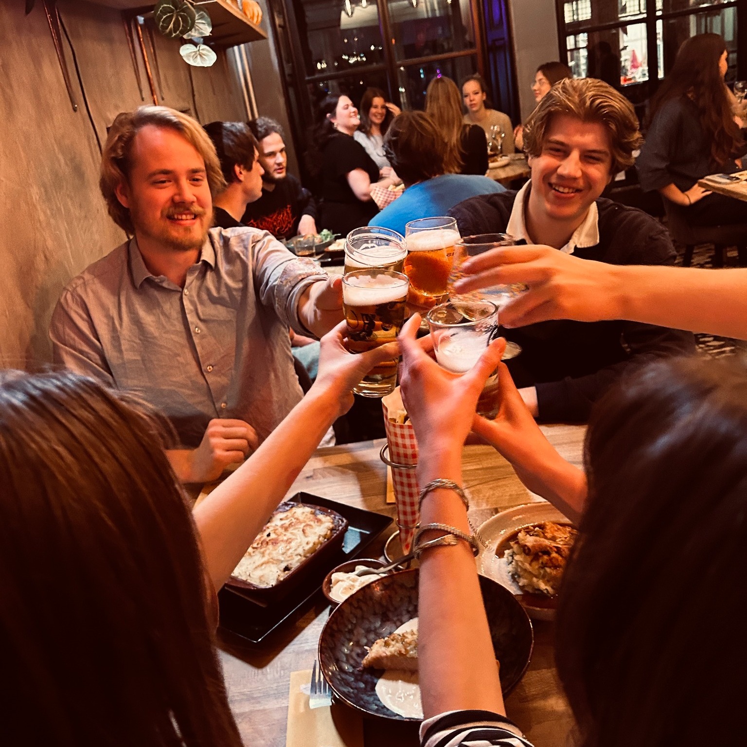 Waar proosten we op?
Het leven? De liefde?
Laten we in ieder geval nu op het weekend proosten!
#weekendmood #proost #delft #herinneringenmaakjesamen