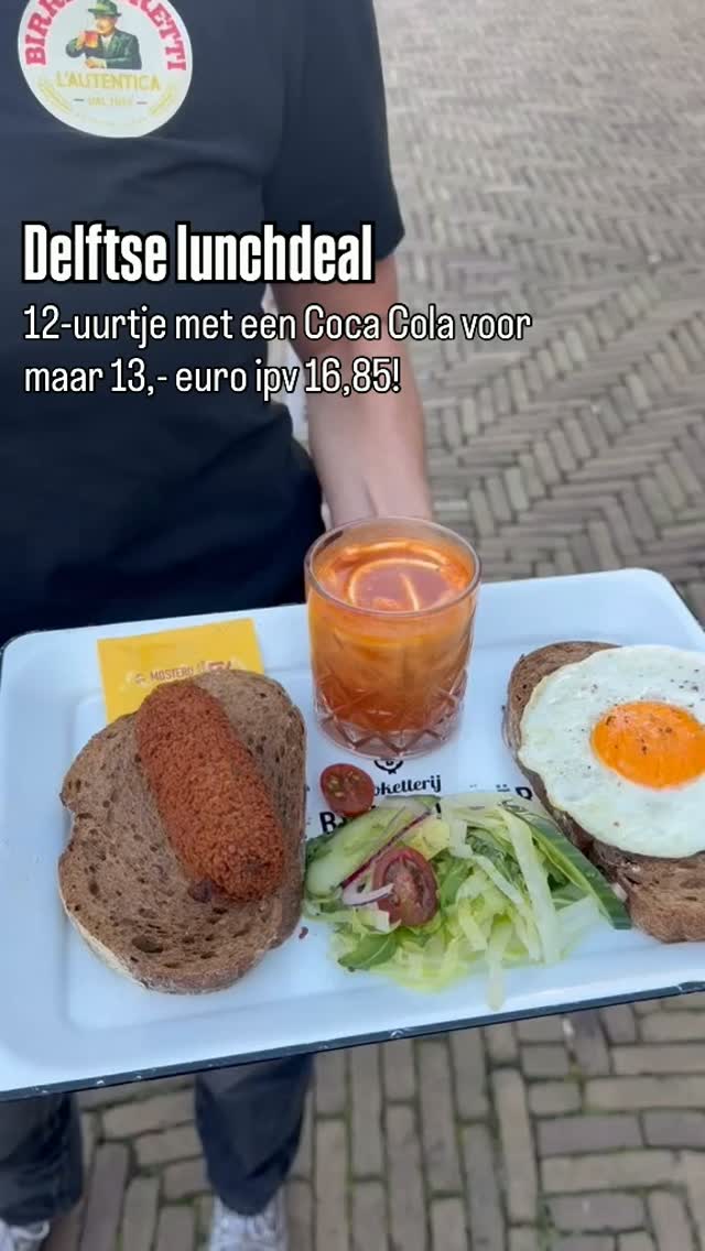 Delftse lunchdeal; 12-uurtje; boterham met Bourgondiër kroket (kan ook vegetarisch), boterham met gebakken ei, en een glaasje soep. Inclusief een Coca Cola of Coca Cola Zero 13,00 ipv 16,85. Maak in oktober en november gebruik van deze sociale lunchdeal. Alleen geldig met een reservering via onze website www.boterhuis.nl #waareetdelft #dutchclassics #socialedeal #bourgondiër #cocacolazero